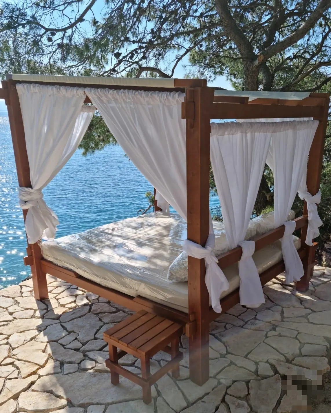 Sundeck pod borovima, tri metra iznad mora.